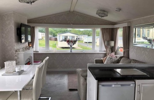 Cowes Casa | Beautiful 2 Bed Static Caravan, Thorness Bay, Isle of Wight
