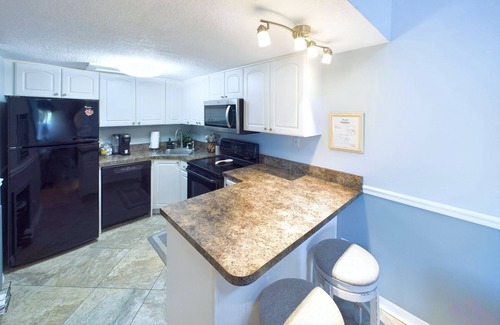 Cape Caneveral Beach Gardens Condominio | Beautiful 2 Bedroom, 2 Bathroom Condo in Royal Mansions With Launch & Ocean Views!