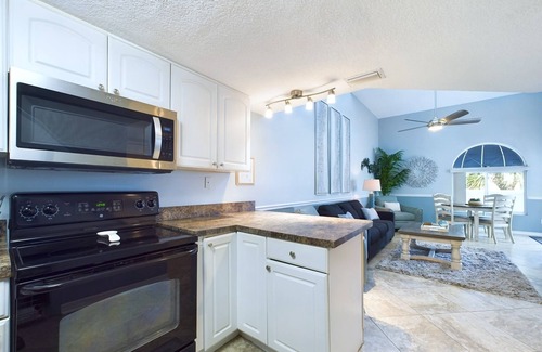 Cape Caneveral Beach Gardens Condominio | Beautiful 2 Bedroom, 2 Bathroom Condo in Royal Mansions With Launch & Ocean Views!