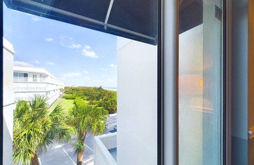 Cape Caneveral Beach Gardens Condominio | Beautiful 2 Bedroom, 2 Bathroom Condo in Royal Mansions With Launch & Ocean Views!