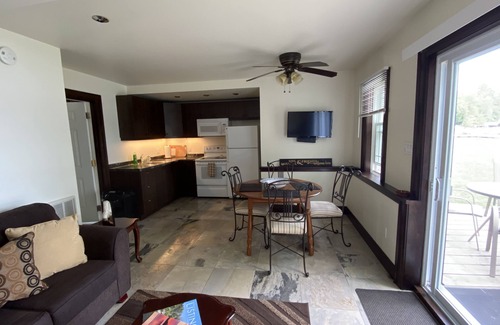 Utterson Cabaña | Beautiful 2-Bedroom 2-Bathroom Lakefront Cottage With Spectacular Views