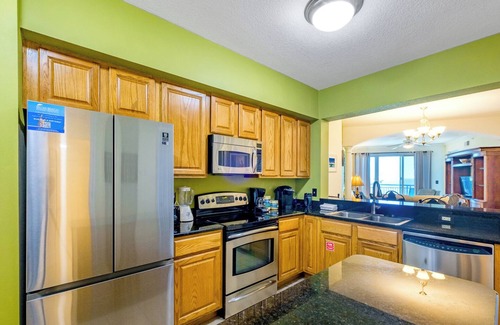 Gulfport Condominio | Beautiful 2 Bedroom / 2 Bathroom Condo w/ Bonus Overlooking the Gulf LT2-403