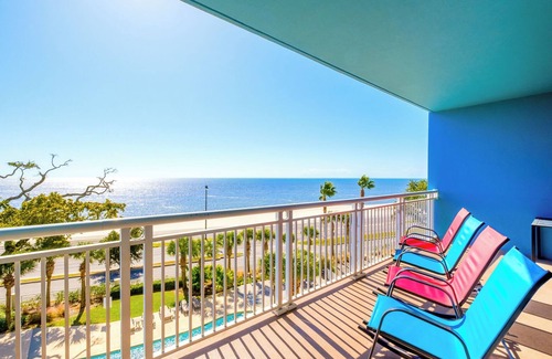 Gulfport Condominio | Beautiful 2 Bedroom / 2 Bathroom Condo w/ Bonus Overlooking the Gulf LT2-403