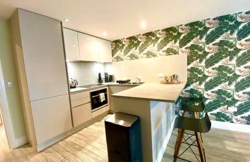 Poole Apartamento | Beautiful 2 Bedroom Apartment inc. Parking & Wifi
