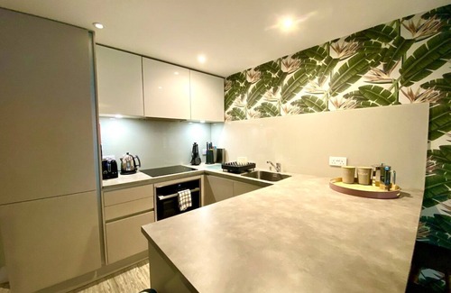 Poole Apartamento | Beautiful 2 Bedroom Apartment inc. Parking & Wifi