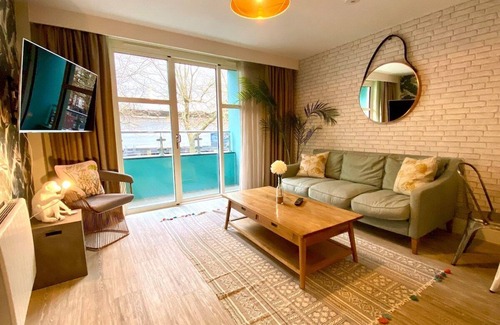 Poole Apartamento | Beautiful 2 Bedroom Apartment inc. Parking & Wifi