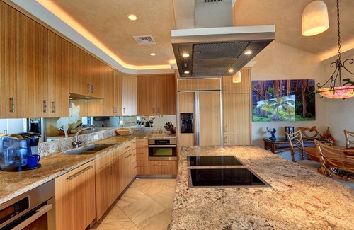 Wailea Condominio | Hermoso totalmente remodelado 2 dormitorios frente al mar Condominio Makena Surf F307