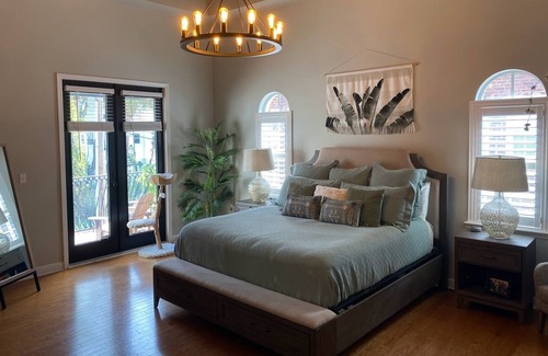 Courier City - Oscawana Casa | Beautiful 2-bedroom retreat steps from Hyde Park / SoHo - Amazing Location!