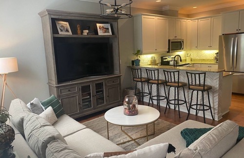Courier City - Oscawana Casa | Beautiful 2-bedroom retreat steps from Hyde Park / SoHo - Amazing Location!