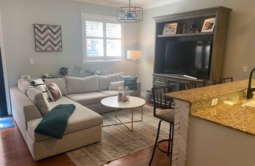 Courier City - Oscawana Casa | Beautiful 2-bedroom retreat steps from Hyde Park / SoHo - Amazing Location!