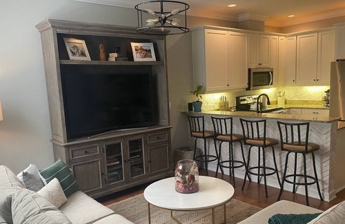 Courier City - Oscawana Casa | Beautiful 2-bedroom retreat steps from Hyde Park / SoHo - Amazing Location!