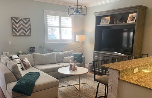 Courier City - Oscawana Casa | Beautiful 2-bedroom retreat steps from Hyde Park / SoHo - Amazing Location!