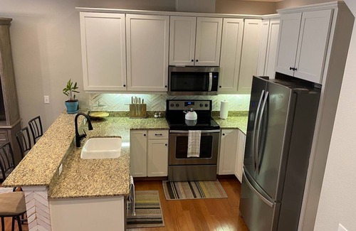 Courier City - Oscawana Casa | Beautiful 2-bedroom retreat steps from Hyde Park / SoHo - Amazing Location!