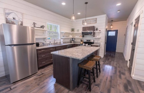 Highlands Cabaña | Beautiful 2-bedroom, sleeps 6, modern mountain chic cottage - Limbertwig