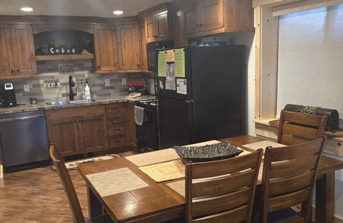Island Park Cabina | Beautiful 2 Bedroom Cabin with Great Views!