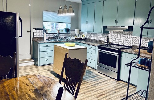 Marshfield Apartamento | Beautiful 2-bedroom apartment in the heart of downtown Marshfield, WI!