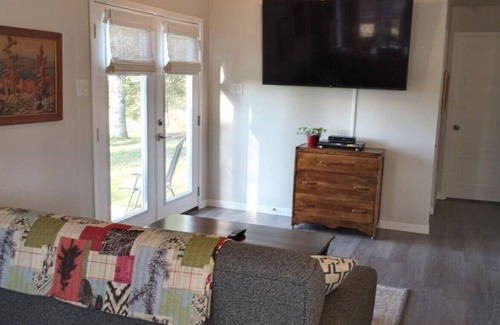 Coe Hill Cabaña | Beautiful 2 Bedroom Waterfront Cottage