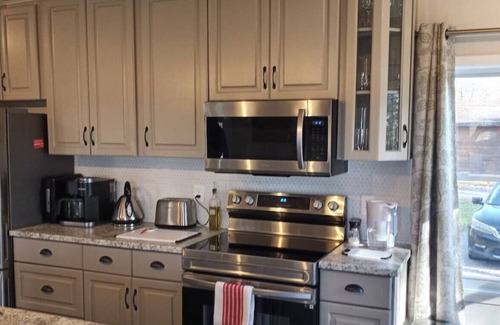 Coe Hill Cabaña | Beautiful 2 Bedroom Waterfront Cottage