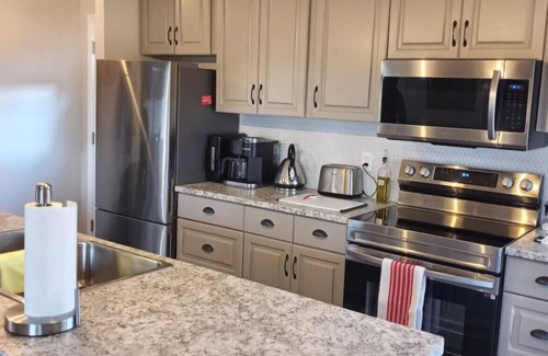 Coe Hill Cabaña | Beautiful 2 Bedroom Waterfront Cottage