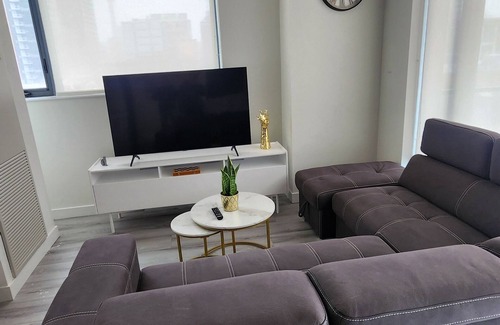 Connaught Condominio | Beautiful 2 beds 1 bath downtown