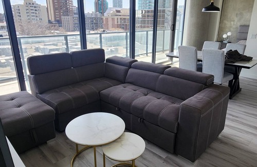 Connaught Condominio | Beautiful 2 beds 1 bath downtown