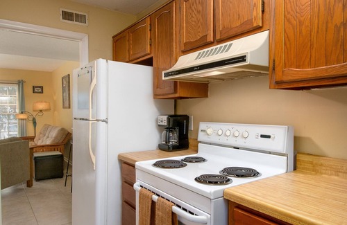 Lake Waccamaw Casa | Hermoso 2 dormitorios, 1. 5 BA Lakefront Condo - Ropa de cama, mascotas, kayaks, equipo de pesca!