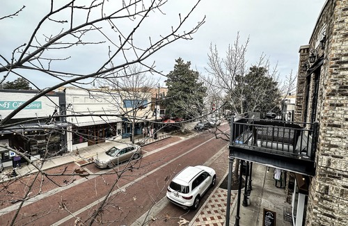 Sulphur Springs Apartamento | Beautiful 2 BR 2 Bath Apt. in Historical Downtown-free Wifi-2 Private Balconies