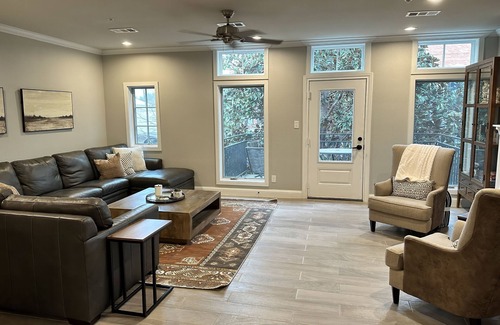Sulphur Springs Apartamento | Beautiful 2 BR 2 Bath Apt. in Historical Downtown-free Wifi-2 Private Balconies