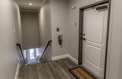 Sulphur Springs Apartamento | Beautiful 2 BR 2 Bath Apt. in Historical Downtown-free Wifi-2 Private Balconies