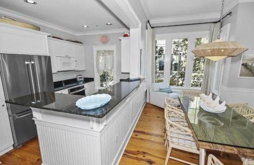 Beach District Apartamento | Beautiful 2 BR WaterColor 6 WaterColor Blvd #201 Steps to Beach Club condo