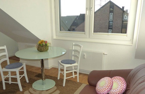 Wersten Apartamento | Precioso ático de 2 habitaciones en el centro del parque con un lago.