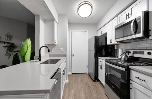 University Hills and Windsor Park Apartamento | Beautiful 2BD/1BA in University Hills 8378