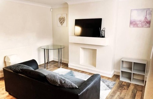 Enfield Lock Condominio | Beautiful 2bed apartment - transport & parking AVL