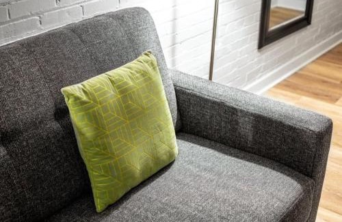 Mile Square Apartamento | Beautiful 2BR 2BA In The Block by CozySuites!