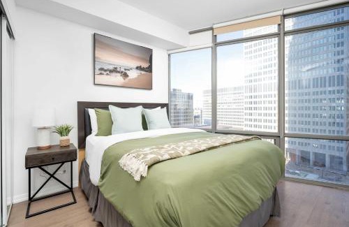 Bay Cloverhill Apartamento | Beautiful 2BR 2BA w 4 Beds Near Yorkville Bloor