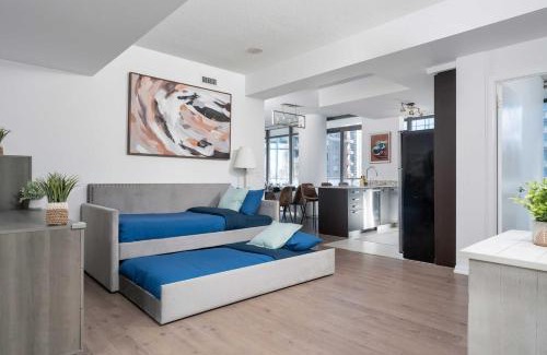 Bay Cloverhill Apartamento | Beautiful 2BR 2BA w 4 Beds Near Yorkville Bloor