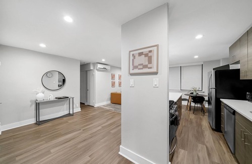 East Falls Apartamento | Beautiful 2br Condo in a Highrise, Parking, Gym!
