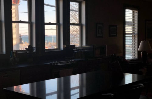 Eastport Condominio | Hermoso loft de 2 dormitorios con vistas a la bahía y la actividad del puerto de Eastport