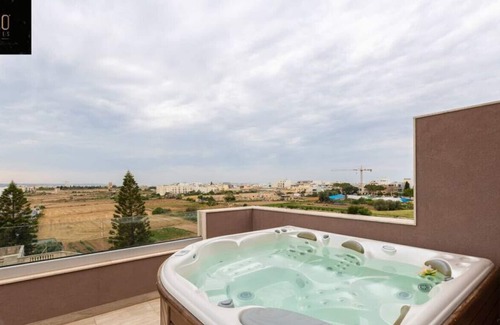 Ghaxaq Apartamento | Beautiful 2BR Penthouse with private HOB TUB