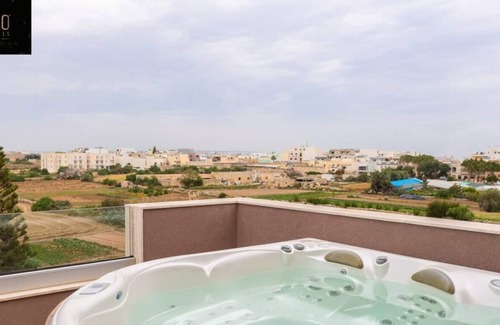 Ghaxaq Apartamento | Beautiful 2BR Penthouse with private HOB TUB