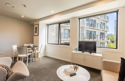 Newton Casa | Beautiful 2BR Unit next to Myers Park Zodiak Stays