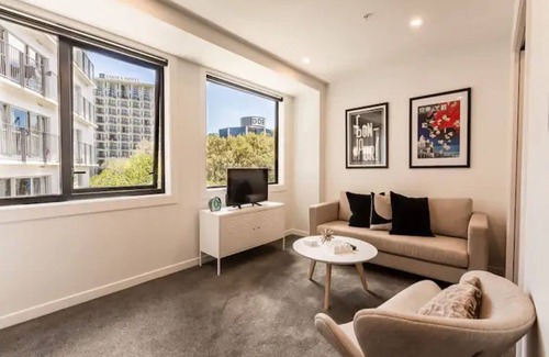 Newton Casa | Beautiful 2BR Unit next to Myers Park Zodiak Stays