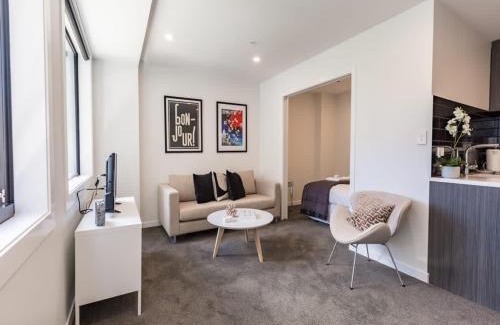 Newton Apartamento | Beautiful 2BR Unit next to Myers Park Zodiak Stays