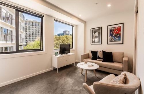 Newton Apartamento | Beautiful 2BR Unit next to Myers Park Zodiak Stays