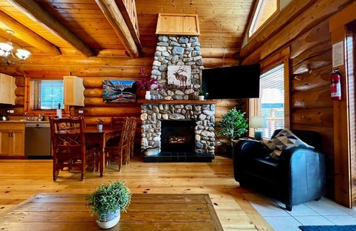 Golden Cabina | Beautiful 2BR Wooden Cabin