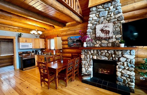 Golden Cabina | Beautiful 2BR Wooden Cabin