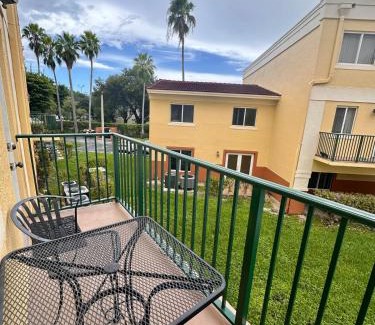 The Crossings Apartamento | Beautiful 2brm condo w free parking fast WiFi