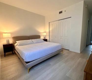 The Crossings Apartamento | Beautiful 2brm condo w free parking fast WiFi