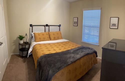 Lincoln Park Casa | Beautiful 3/2 Cozy Home in Cross Roads