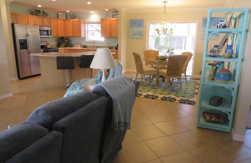 Woodbury Casa | Hermosa casa de diseño 3/2, que admite mascotas, WiFi gratis, carrito de golf, jacuzzi